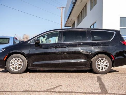 Used 2024 Chrysler Pacifica Touring-L image 7