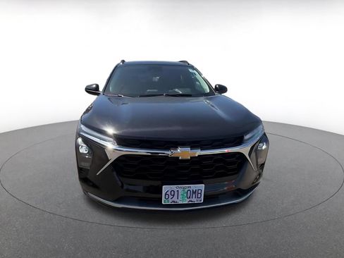 Used 2025 Chevrolet Trax LT w/ LT Convenience Package FWD image 4