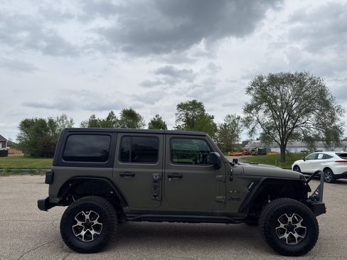 Used 2018 Jeep Wrangler Unlimited Sahara AWD/4WD image 2