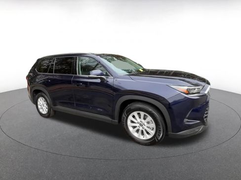 Used 2025 Toyota Grand Highlander XLE image 2