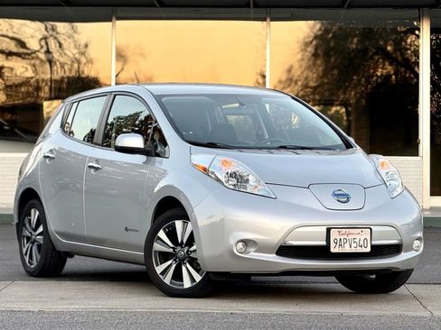 Used 2017 Nissan Leaf SV image 2