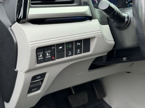 Used 2018 Honda Odyssey Elite image 17