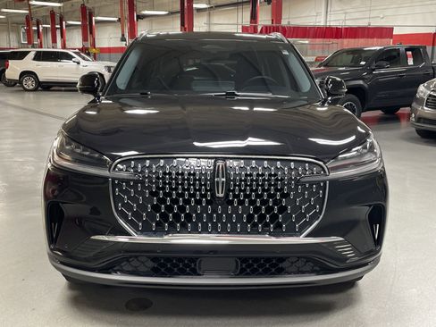 Used 2025 Lincoln Aviator 2WD image 3