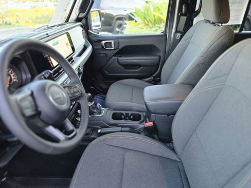 Used 2025 Jeep Gladiator Sport image 14