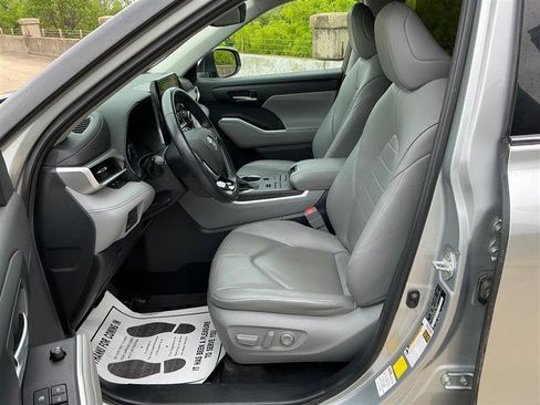 Used 2020 Toyota Highlander XLE AWD/4WD image 28
