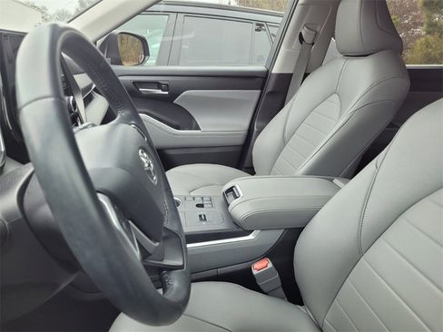 Used 2023 Toyota Highlander XLE image 5