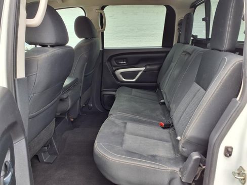 Used 2018 Nissan Titan SV image 14