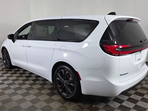 New 2026 Chrysler Pacifica Select FWD image 5