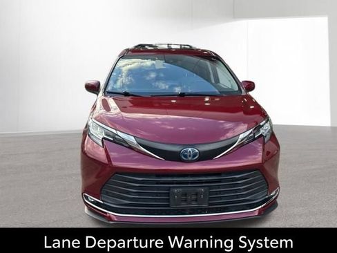 Used 2021 Toyota Sienna XLE w/ XLE Plus Package FWD image 13
