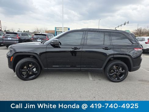Used 2023 Jeep Grand Cherokee Limited w/ Black Appearance Package image 14