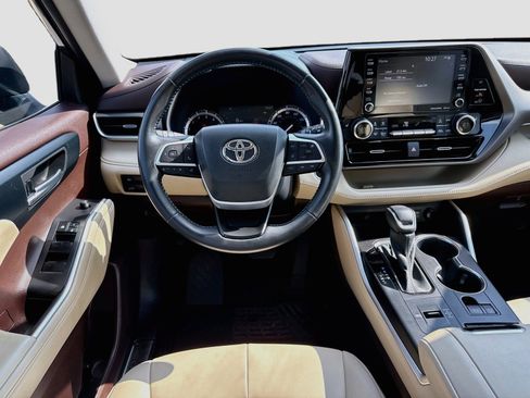 Used 2022 Toyota Highlander XLE FWD image 23