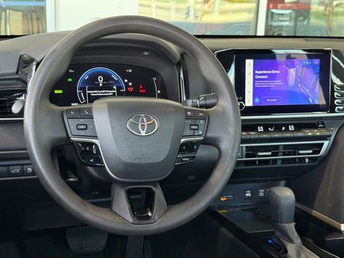 Used 2025 Toyota Camry LE image 30