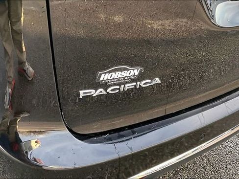 Used 2024 Chrysler Pacifica Touring-L image 14