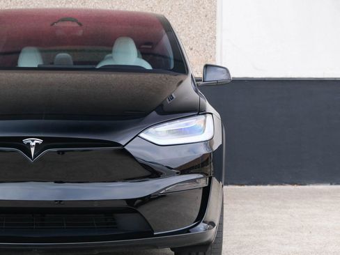 Used 2023 Tesla Model X Plaid image 3