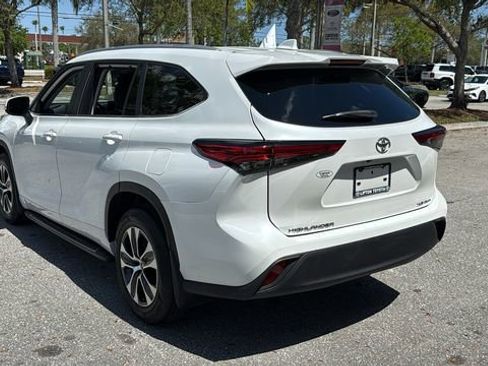Used 2023 Toyota Highlander XLE image 5