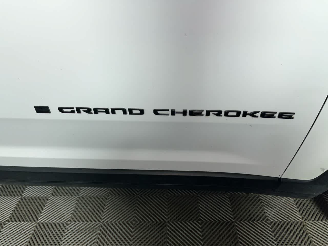 Used 2024 Jeep Grand Cherokee Limited w/ Black Appearance Package AWD/4WD image 11