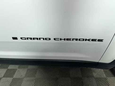Used 2024 Jeep Grand Cherokee Limited w/ Black Appearance Package AWD/4WD image 11