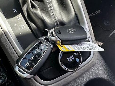 Certified 2025 Hyundai Venue SEL FWD image 28