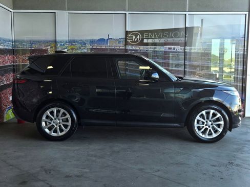 Used 2025 Land Rover Range Rover Sport SE AWD/4WD image 4