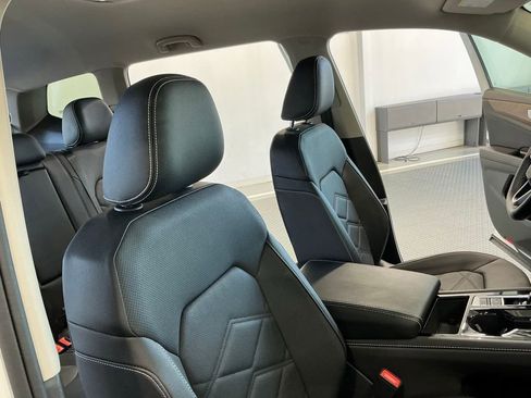 Used 2025 Volkswagen Atlas SE FWD image 15