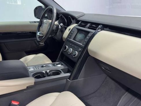 Used 2017 Land Rover Discovery SE AWD/4WD image 11