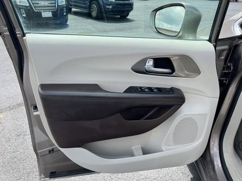 Used 2017 Chrysler Pacifica Touring-L Plus w/ Advanced Safetytec Group image 23
