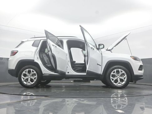 Used 2024 Jeep Compass Latitude AWD/4WD image 63