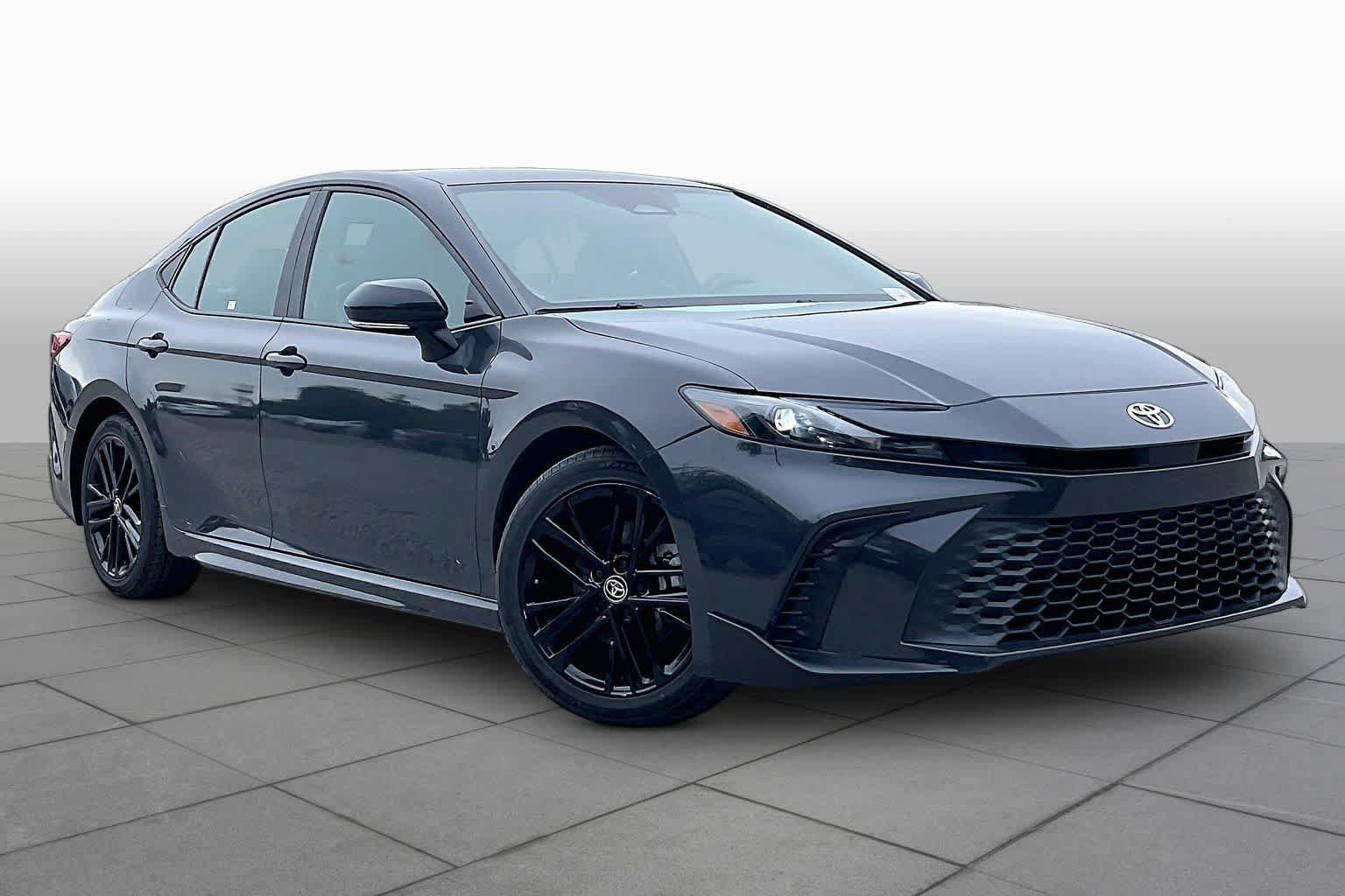 Used 2025 Toyota Camry SE FWD image 3