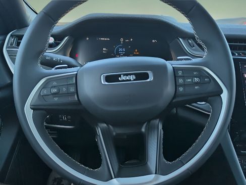 Used 2025 Jeep Grand Cherokee Laredo X RWD image 12