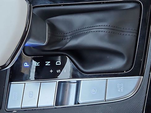 Used 2025 Hyundai Elantra Limited image 24