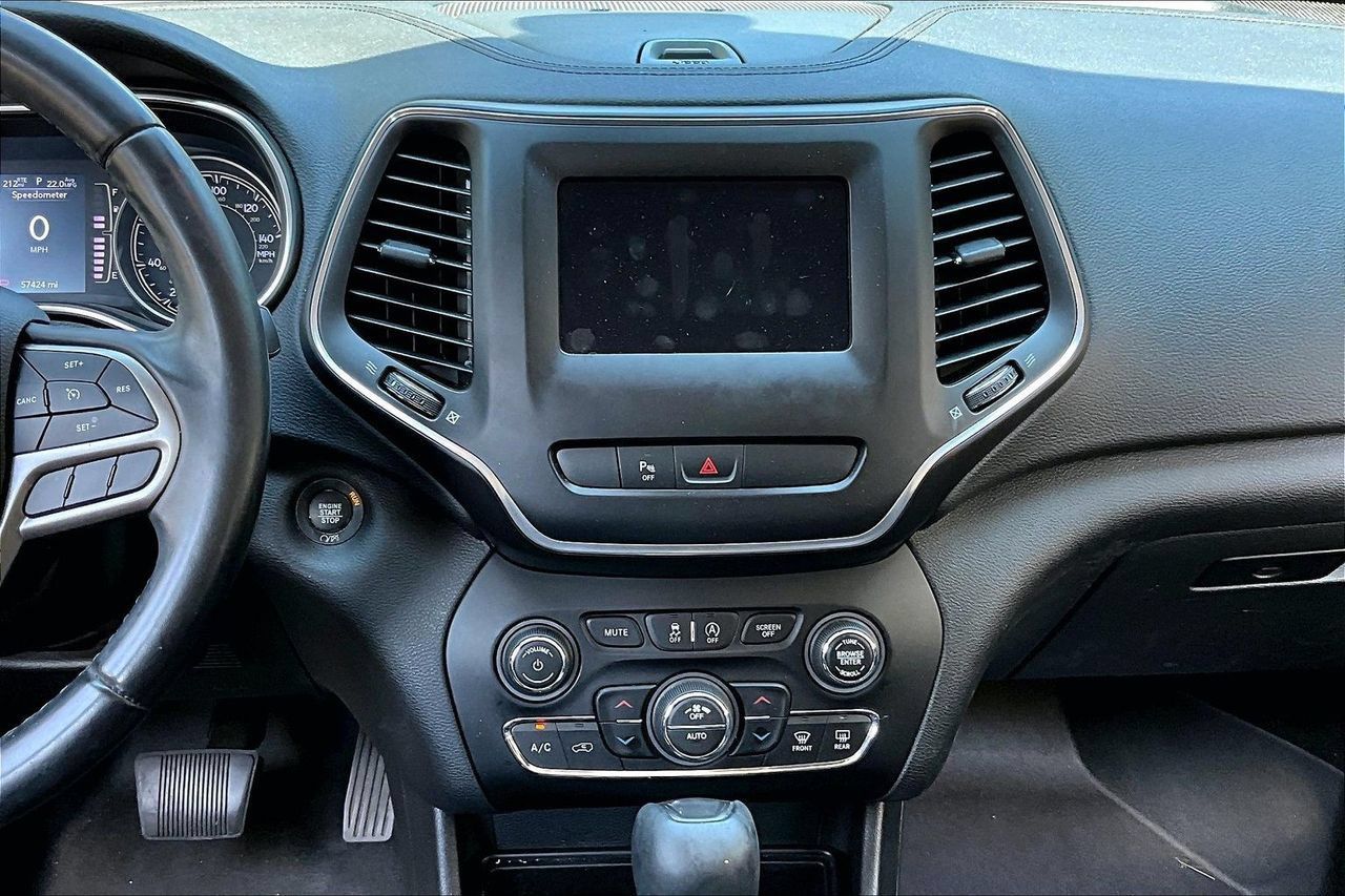 Used 2019 Jeep Cherokee Latitude Plus w/ Comfort/Convenience Group FWD image 9