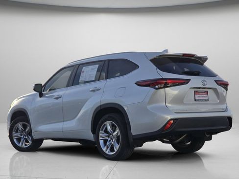 Certified 2025 Toyota Highlander XLE image 21