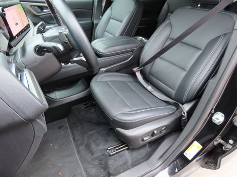 Used 2025 Chevrolet Traverse LT image 41