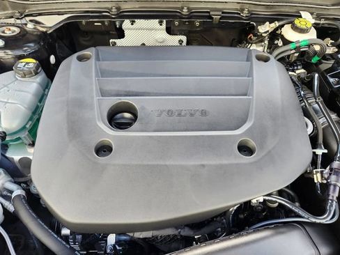 Certified 2025 Volvo XC40 B5 Plus AWD/4WD image 21