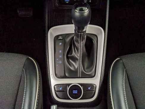 Used 2024 Hyundai Venue Limited image 9