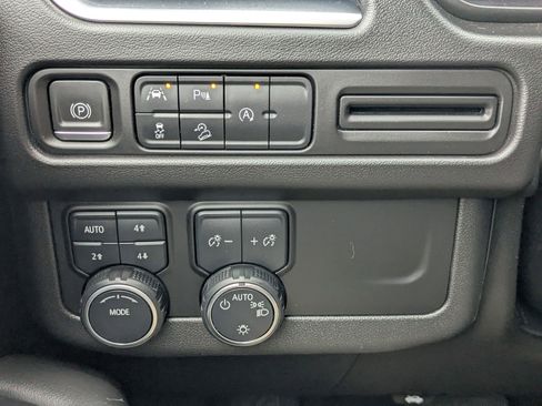 Used 2023 Chevrolet Suburban Premier image 19