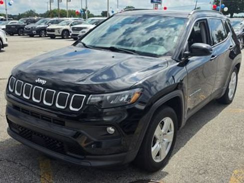 Used 2022 Jeep Compass Latitude w/ Sun and Sound Group FWD image 2