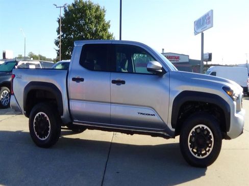 Used 2024 Toyota Tacoma TRD Off-Road image 5