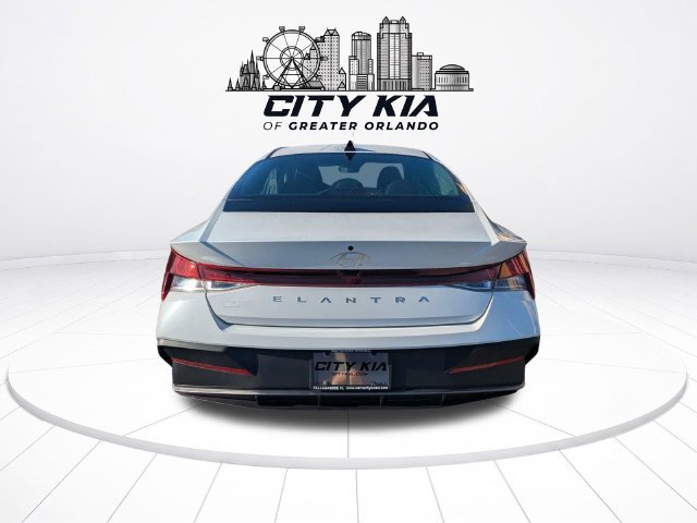 Used 2026 Hyundai Elantra SE FWD image 5
