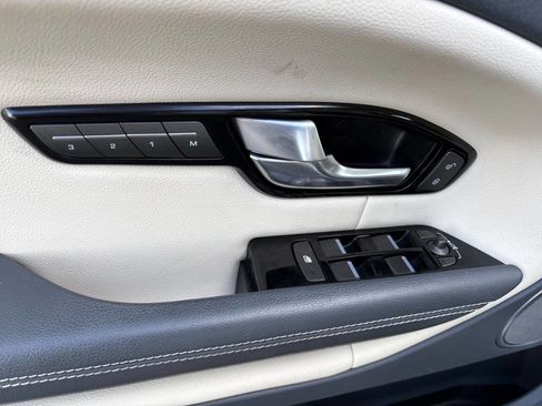 Used 2017 Land Rover Range Rover Evoque SE image 13