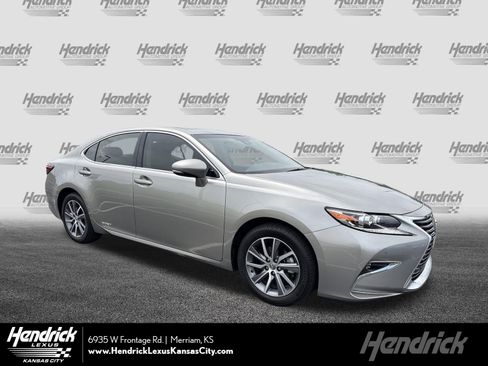 Used 2017 Lexus ES 300h w/ Luxury Package FWD image 1