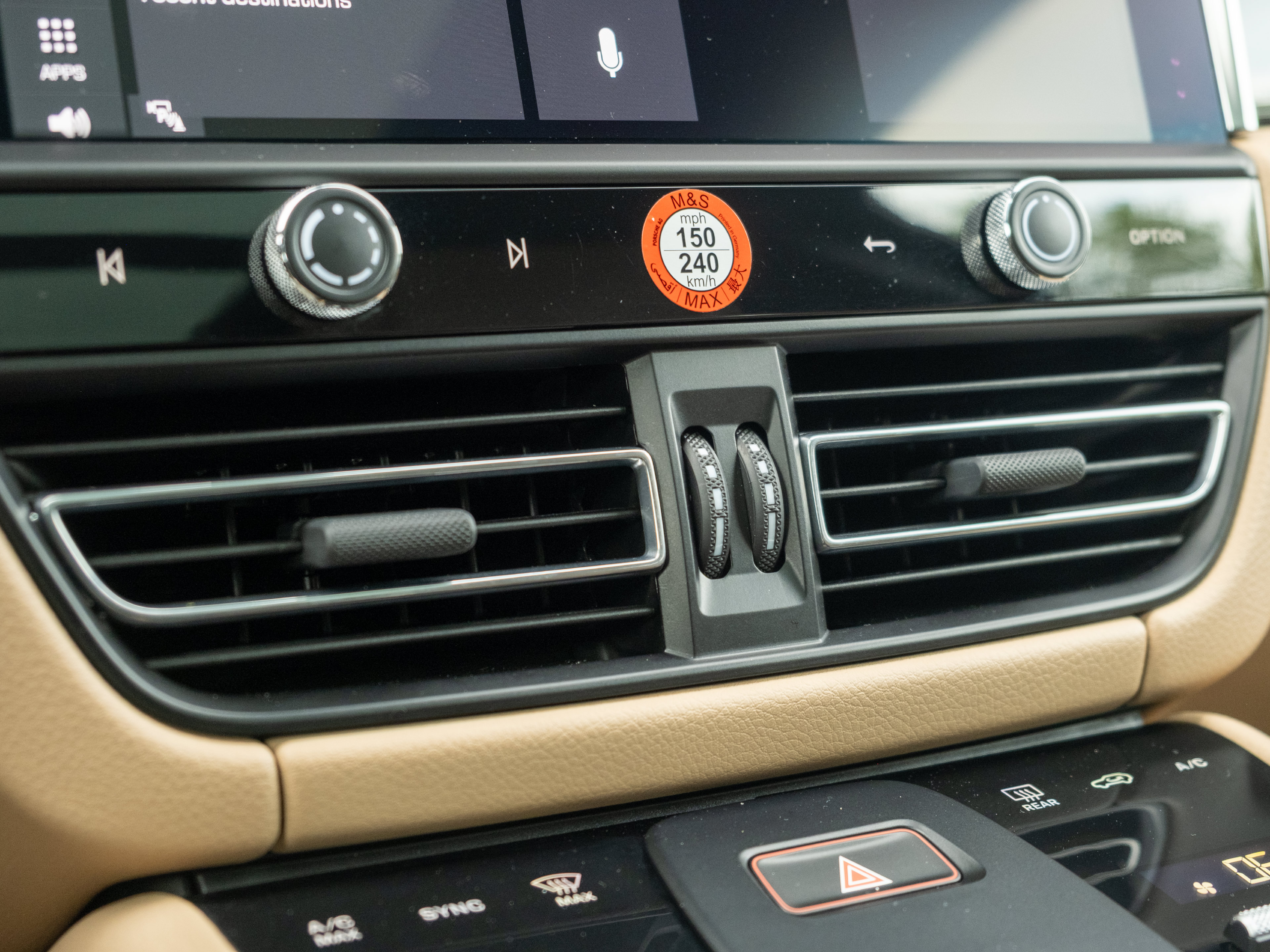 Certified 2023 Porsche Macan S AWD/4WD image 33