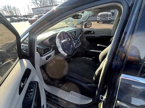 Used 2017 Chrysler Pacifica Touring w/ Tire & Wheel Group image 4