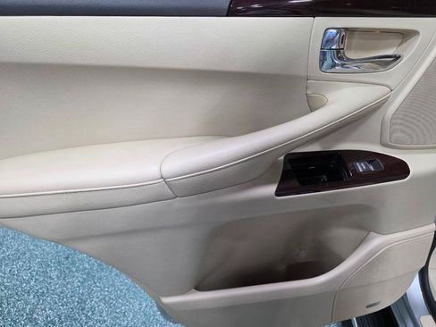Used 2013 Lexus LX 570 4WD w/ Luxury Pkg w/Pre-crash image 20