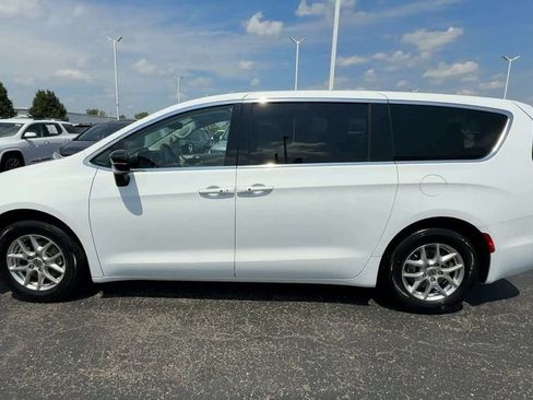 Used 2024 Chrysler Pacifica Touring-L FWD image 5