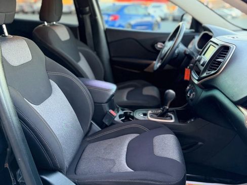 Used 2017 Jeep Cherokee Sport image 17