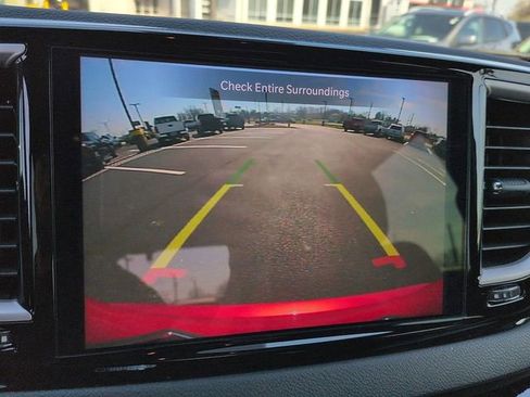 Used 2025 Chrysler Pacifica Select image 23