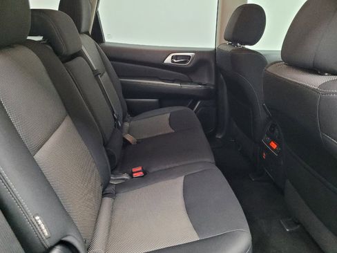Used 2018 Nissan Pathfinder S image 19