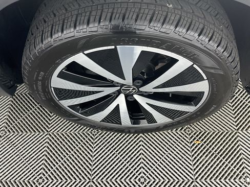 Used 2024 Volkswagen Taos SE image 11