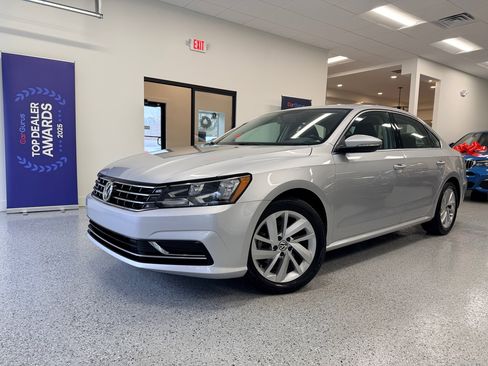 Used 2018 Volkswagen Passat 2.0T SE image 2